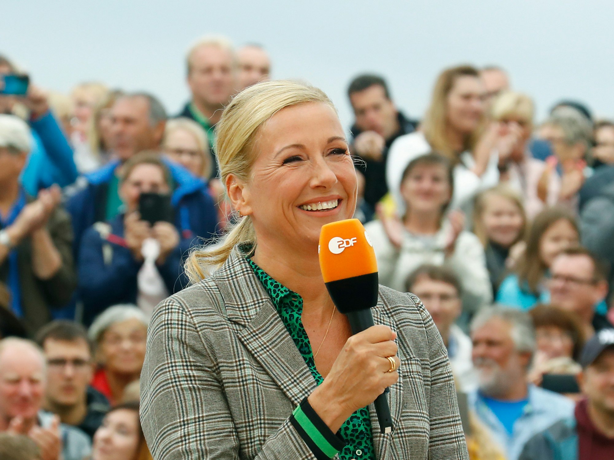 Andrea Kiewel, Moderatorin des ZDF-Fernsehgartens, aufgenommen während einer Show.