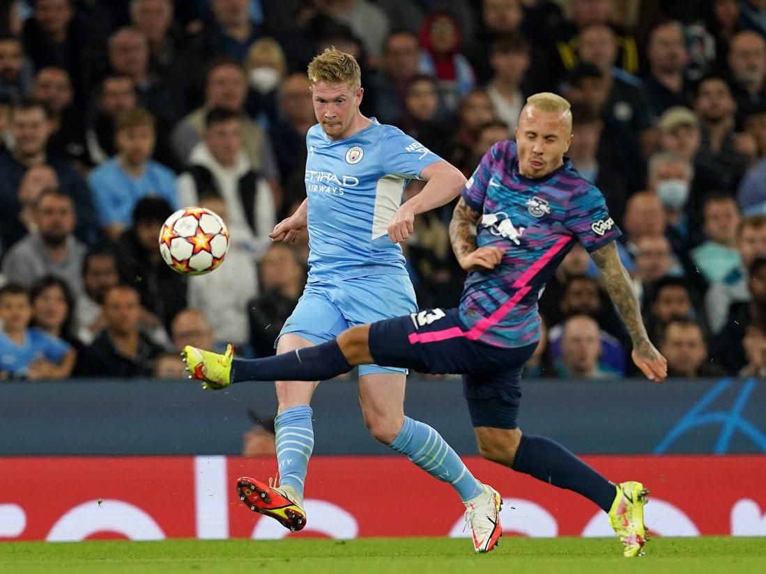 Kevin De Bruyne im Zweikampf mit Angelino