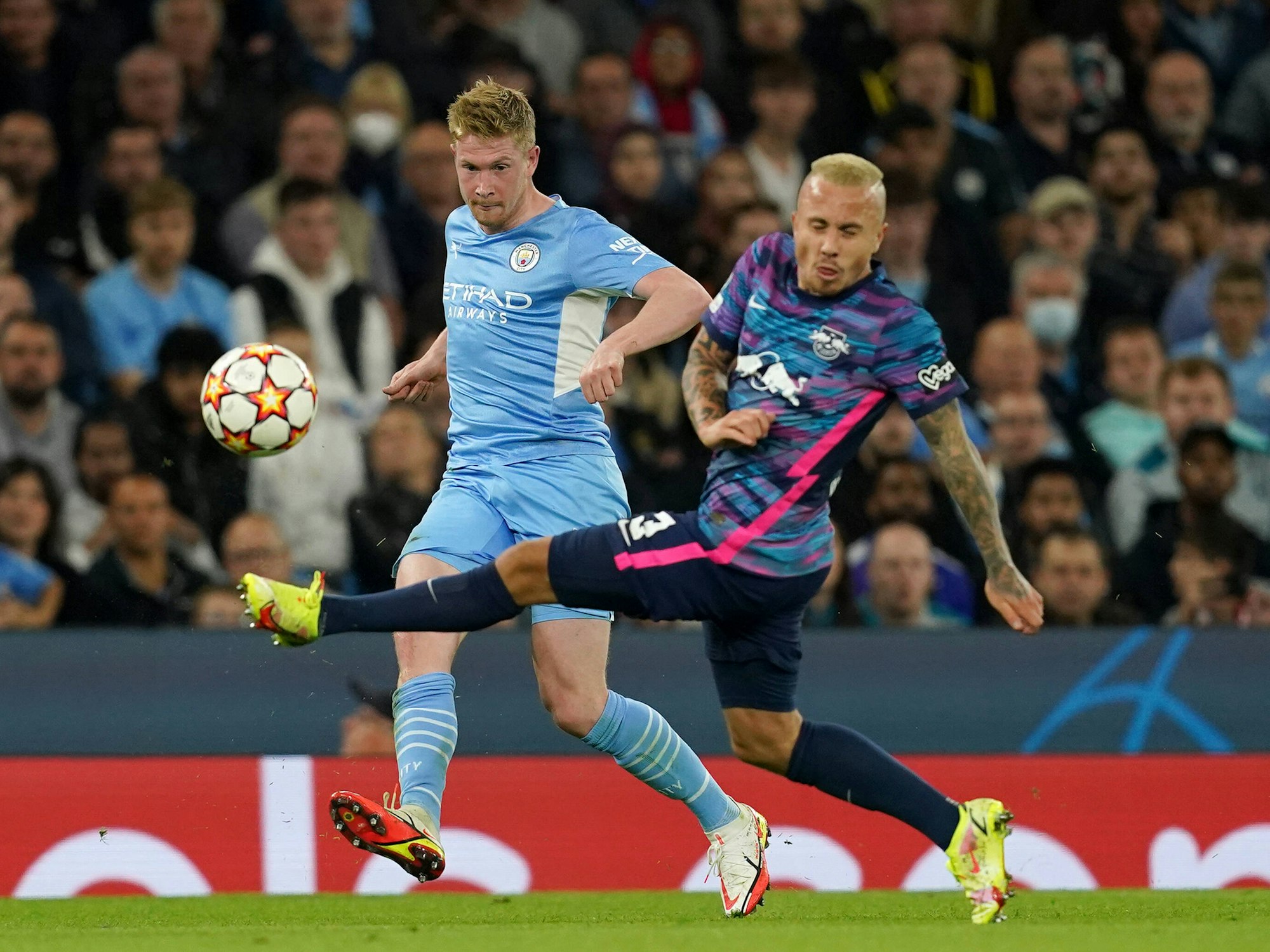 Kevin De Bruyne im Zweikampf mit Angelino