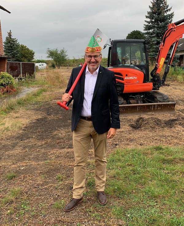 Hans Kölschbach von den Altstädtern mit Spaten auf einem Feld.