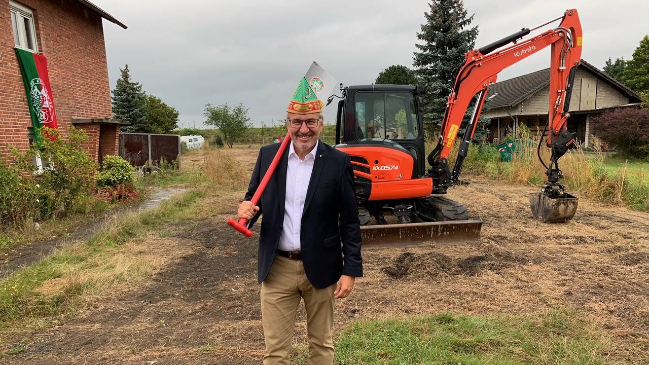 Hans Kölschbach von den Altstädtern mit Spaten auf einem Feld.
