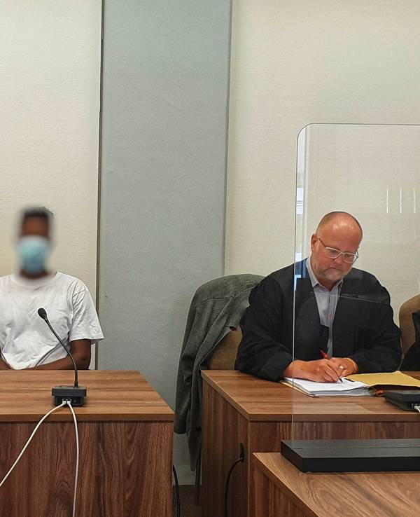 Kölner Landgericht: Der Angeklagte Michael K. mit seinem Rechtsanwalt Harald Nuß (rechts) und seiner Dolmetscherin