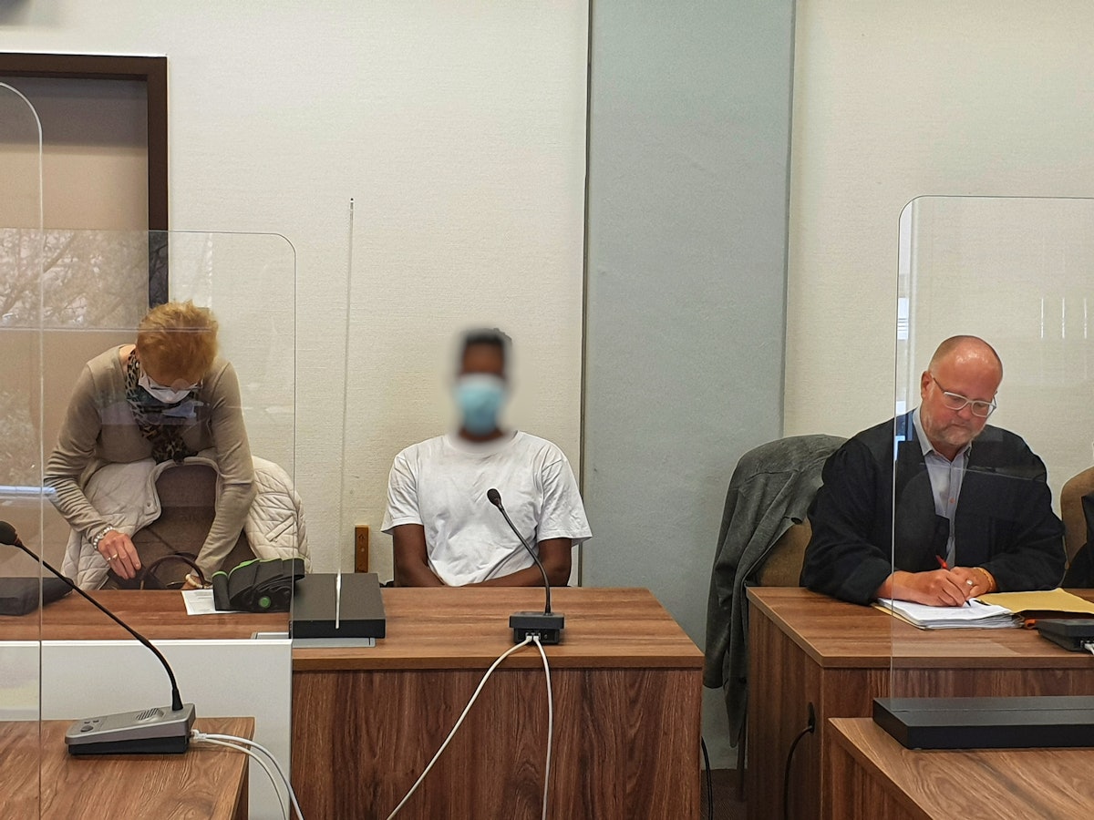 Kölner Landgericht: Der Angeklagte Michael K. mit seinem Rechtsanwalt Harald Nuß (rechts) und seiner Dolmetscherin