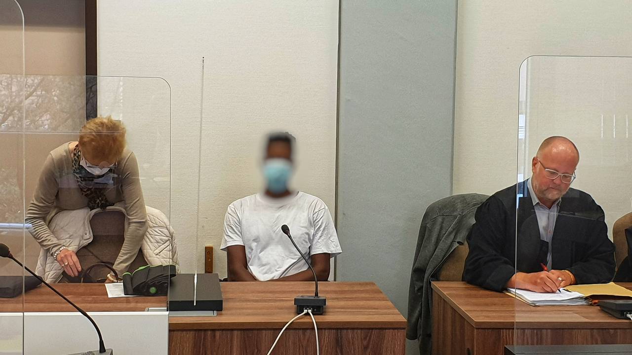 Kölner Landgericht: Der Angeklagte Michael K. mit seinem Rechtsanwalt Harald Nuß (rechts) und seiner Dolmetscherin