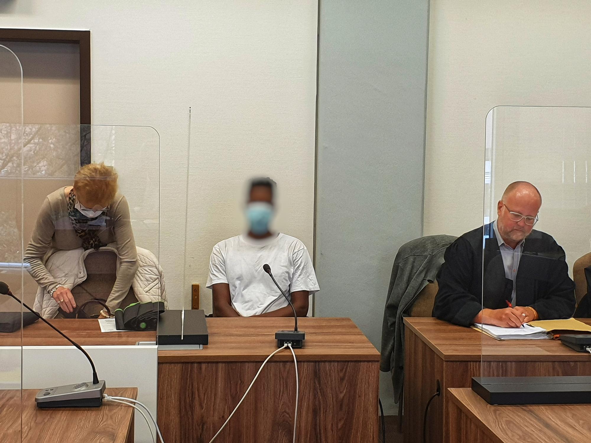 Kölner Landgericht: Der Angeklagte Michael K. mit seinem Rechtsanwalt Harald Nuß (rechts) und seiner Dolmetscherin