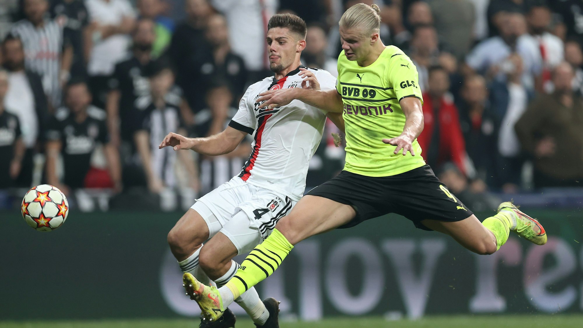 Erling Haaland im Duell mit Francisco Montero