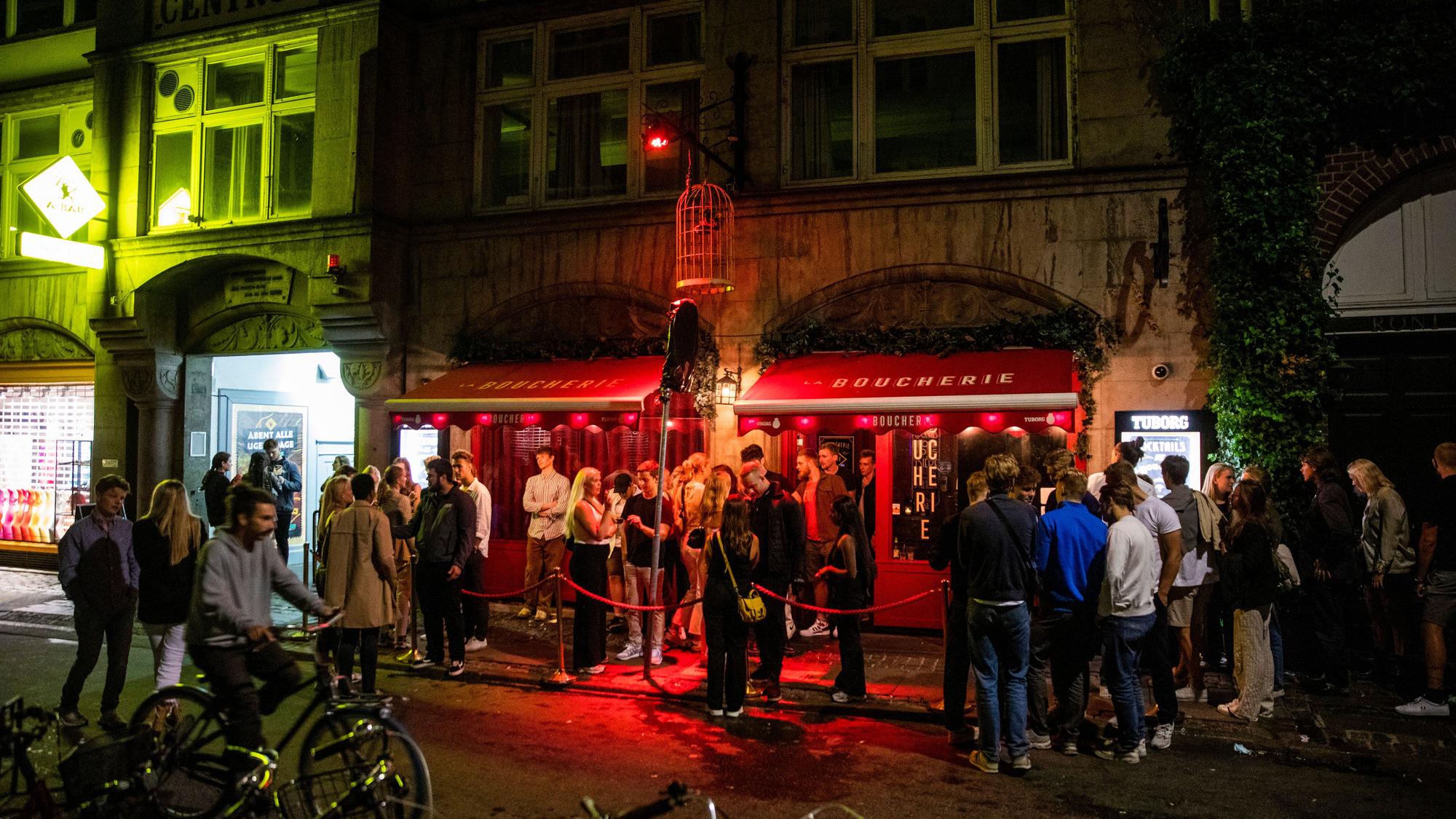 Menschen stehen am 3. September 2021 vor einem Nachtclub. Dänemark definiert Covid-19 künftig nicht mehr als eine Pandemie, die in einem hohen Grad die Gesundheit der Bevölkerung bedroht.