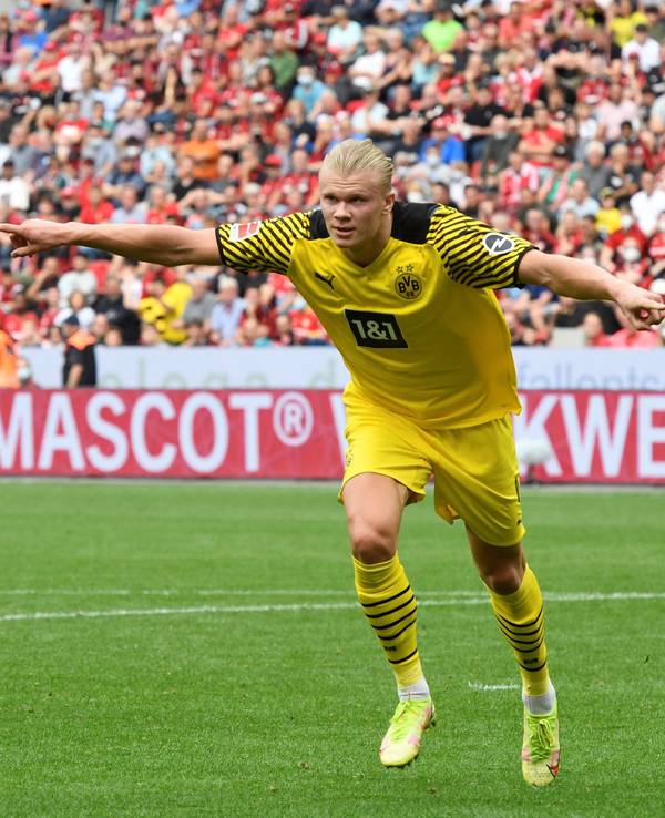 Erling Haaland jubelt für Borussia Dortmund bei Bayer Leverkusen.