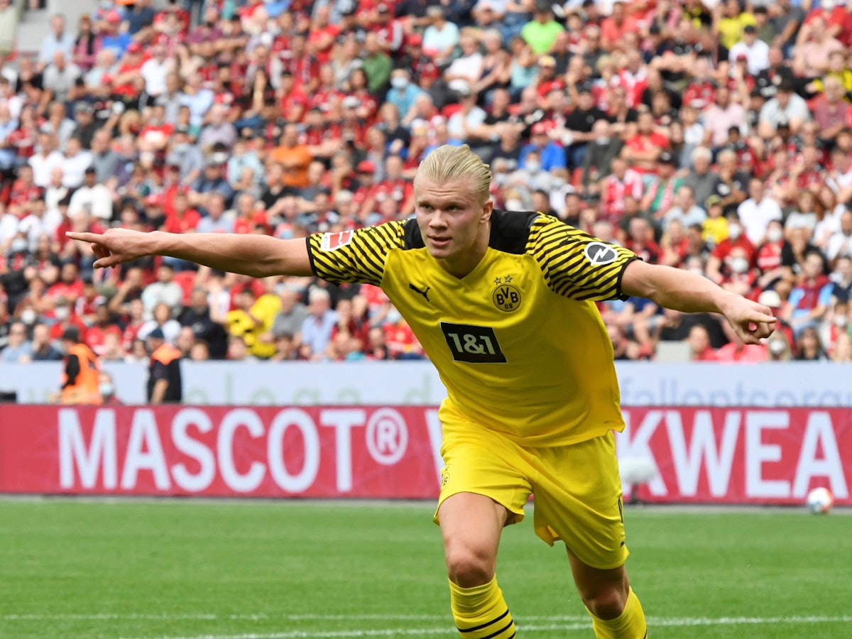 Erling Haaland jubelt für Borussia Dortmund bei Bayer Leverkusen.