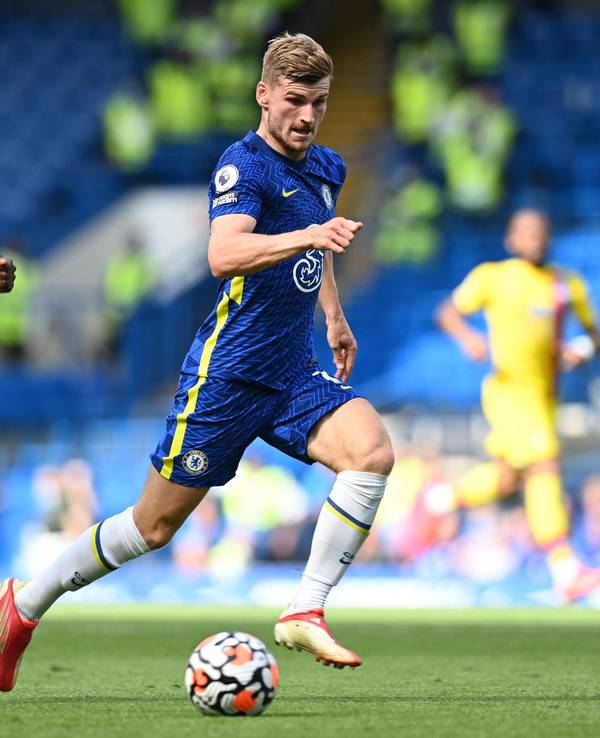 Chelseas Stürmer Timo Werner (r) kontrolliert den Ball im Spiel gegen Crystal Palace.