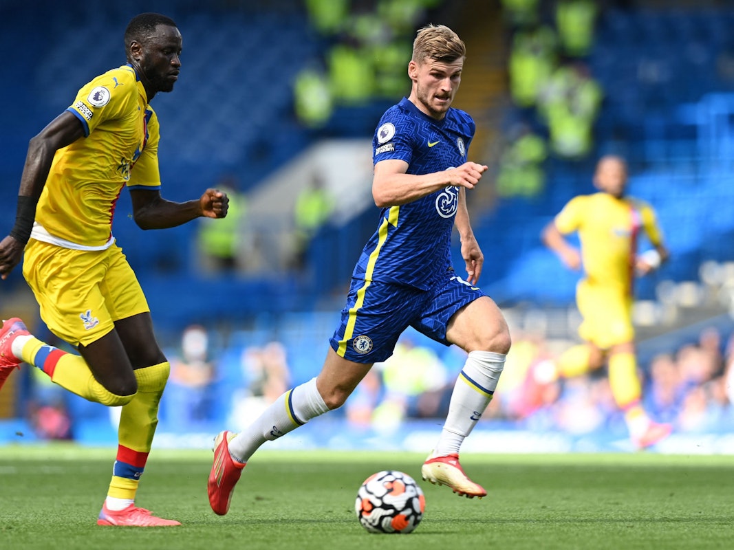 Chelseas Stürmer Timo Werner (r) kontrolliert den Ball im Spiel gegen Crystal Palace.