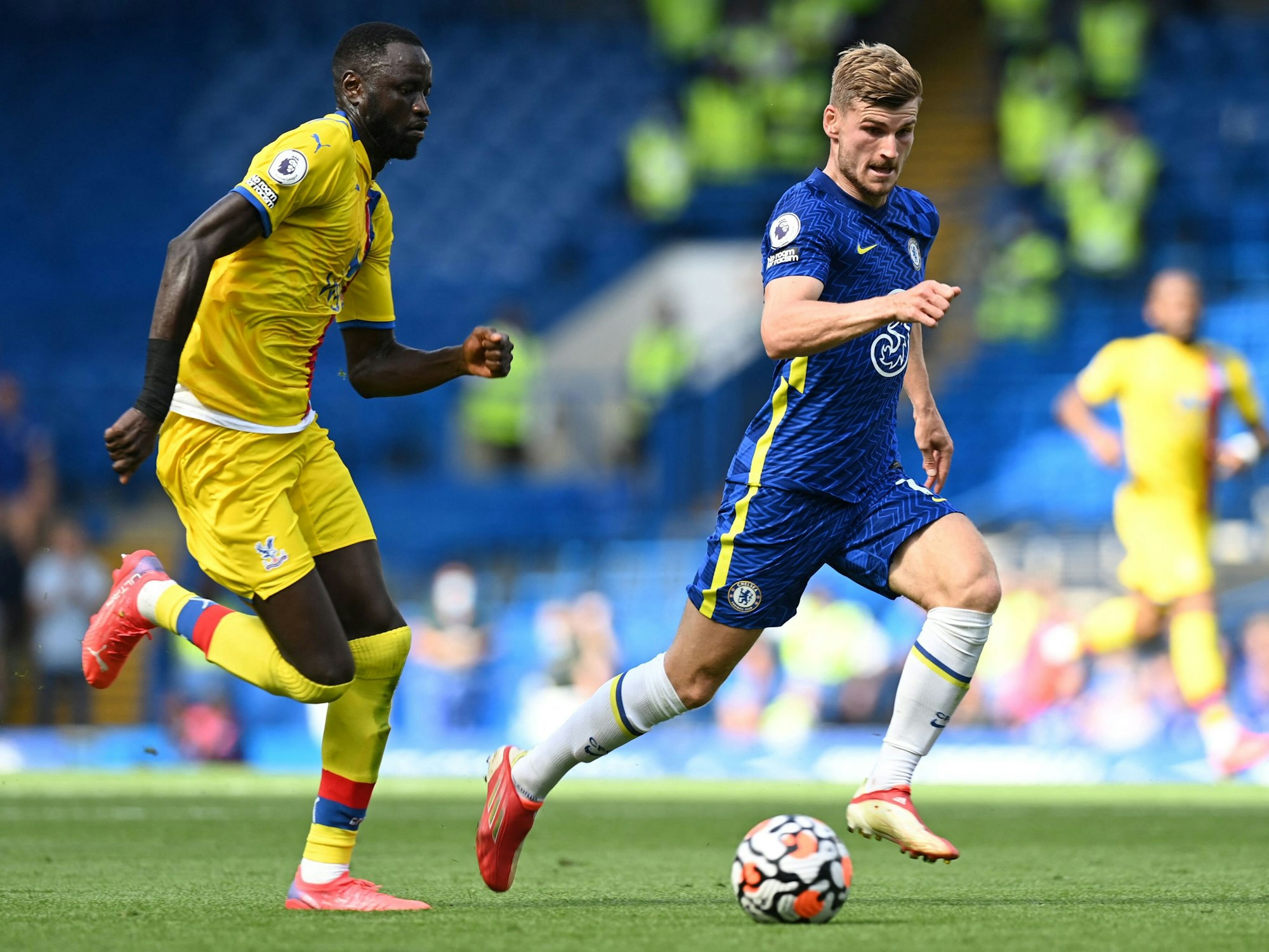Chelseas Stürmer Timo Werner (r) kontrolliert den Ball im Spiel gegen Crystal Palace.