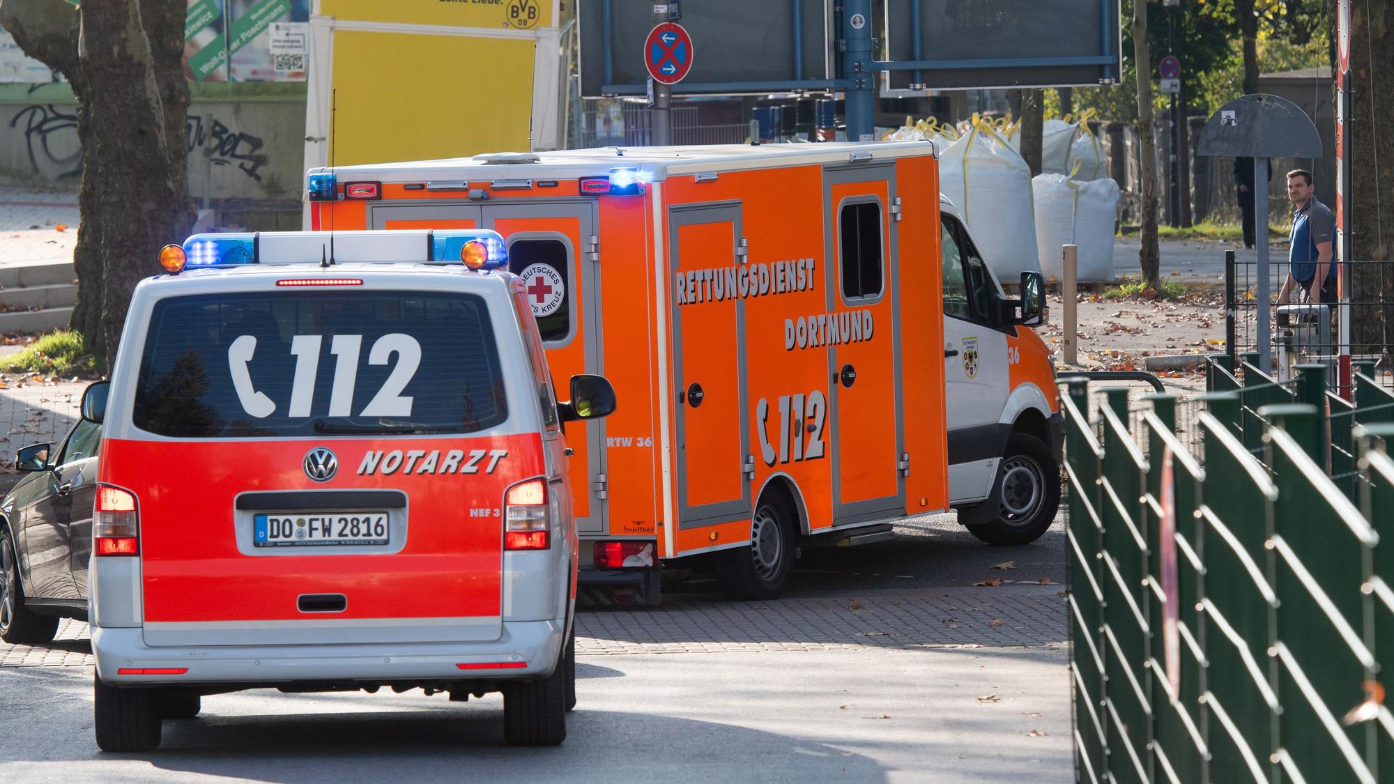 Ein Rettungswagen gefolgt von einem Notarztwagen, verlässt 2019 das Gelände der Dortmunder Westfalenhalle.