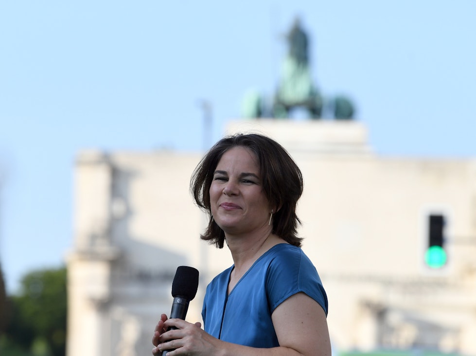 Annalena Baerbock, Kanzlerkandidatin der Grünen, spricht bei einer Wahlkampfveranstaltung auf dem Geschwister-Scholl-Platz, im Hintergrund das Siegestor.