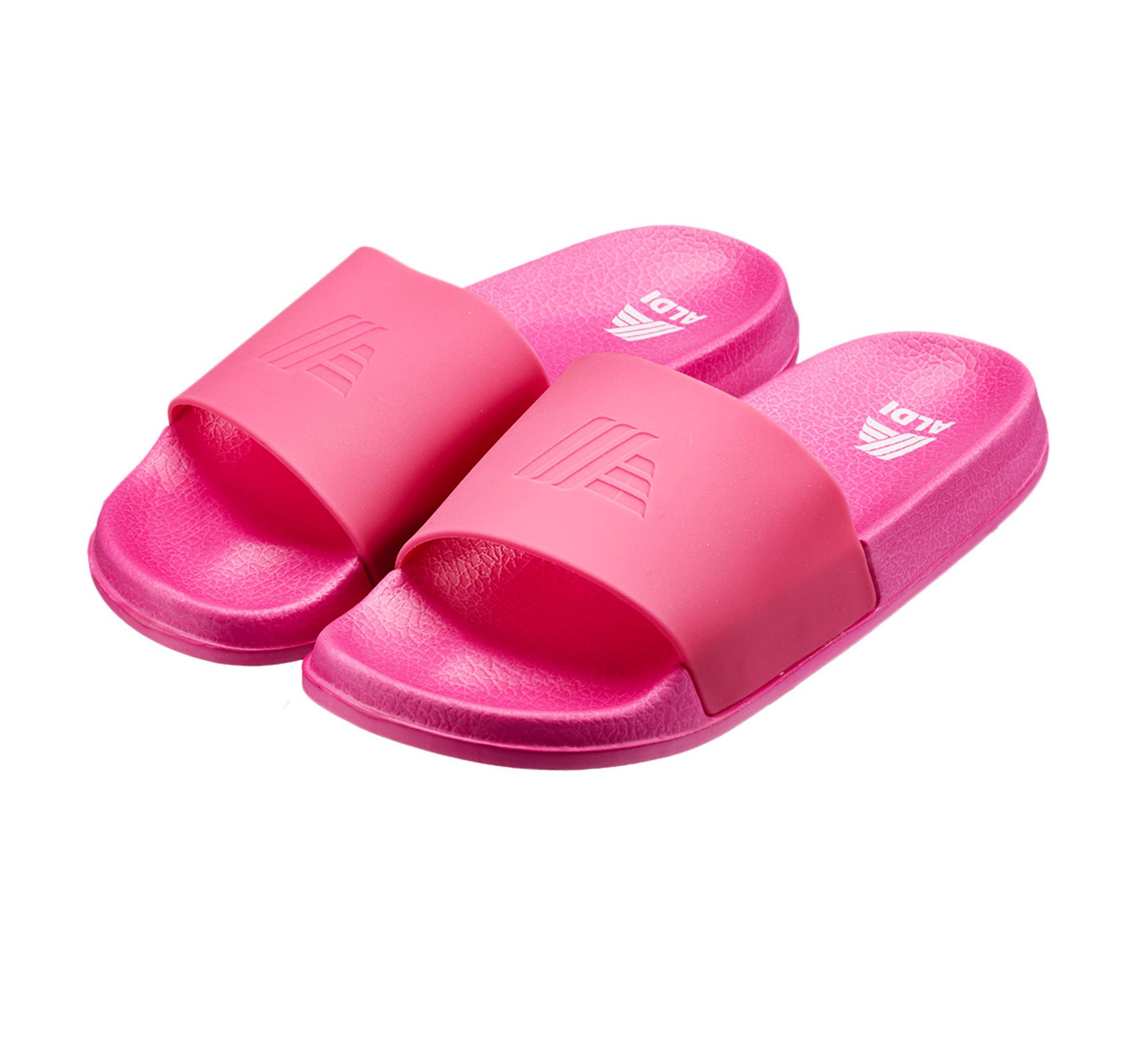 Das Foto zeigt pinke Badelatschen mit Aldi-Schriftzug.