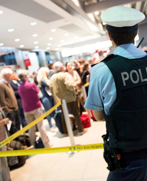 Ein Polizist steht am 30.05.2016 vor dem Sicherheitsbereich im Terminal 1 am Flughafen Köln/Bonn.