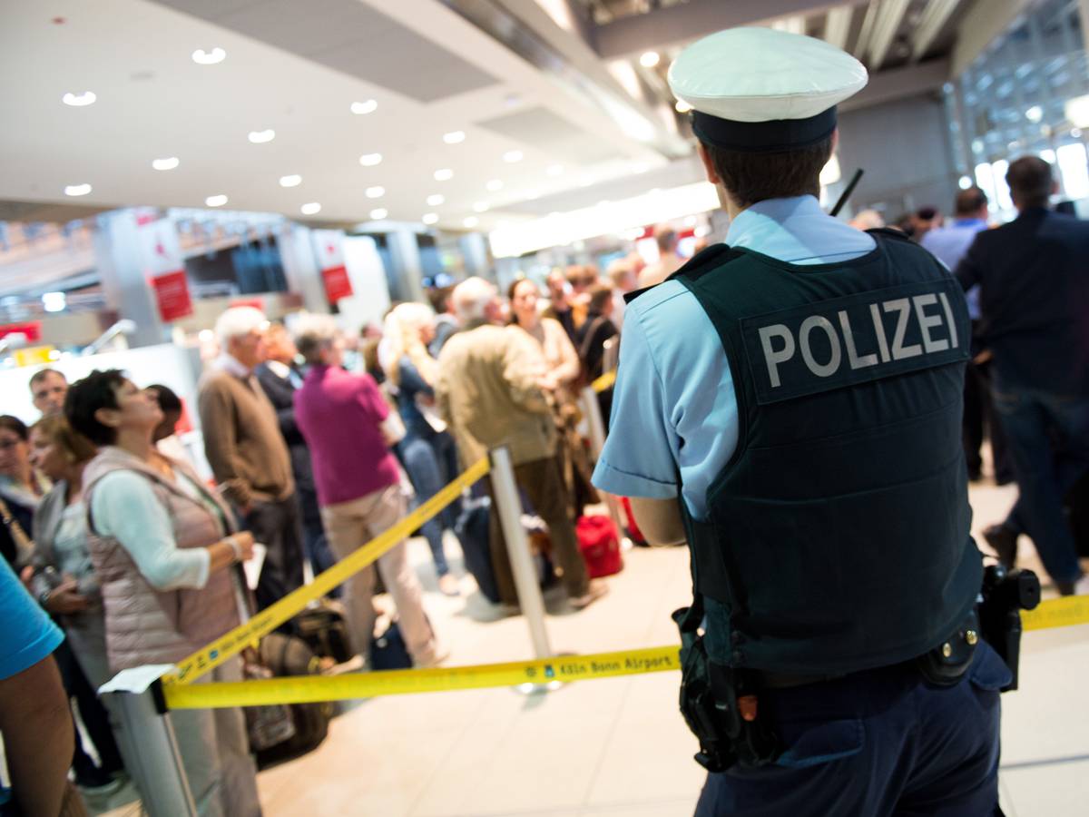 Ein Polizist steht am vor dem Sicherheitsbereich im Terminal 1 am Flughafen Köln/Bonn.