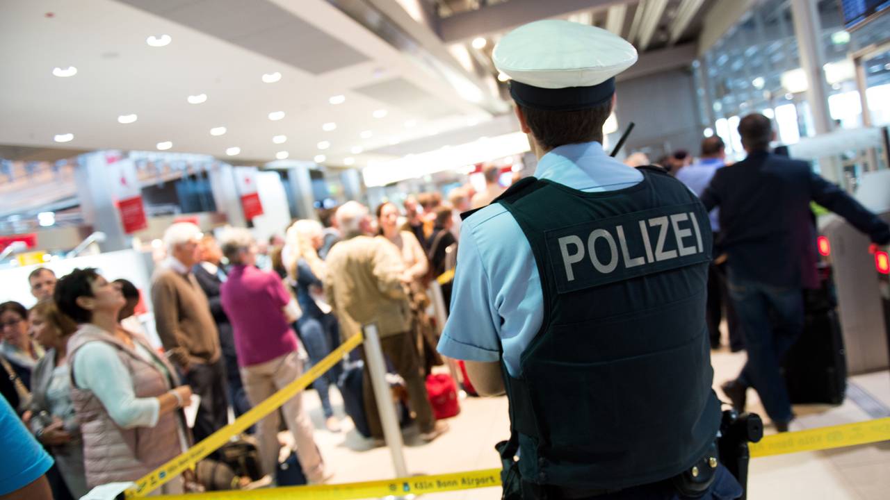 Ein Polizist steht am 30.05.2016 vor dem Sicherheitsbereich im Terminal 1 am Flughafen Köln/Bonn.