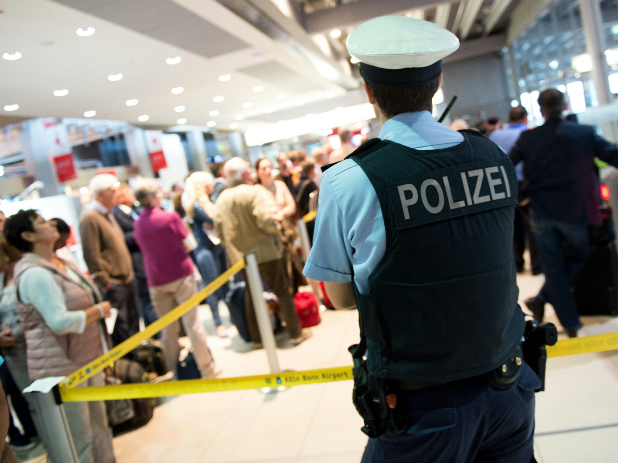 Ein Polizist steht am vor dem Sicherheitsbereich im Terminal 1 am Flughafen Köln/Bonn.