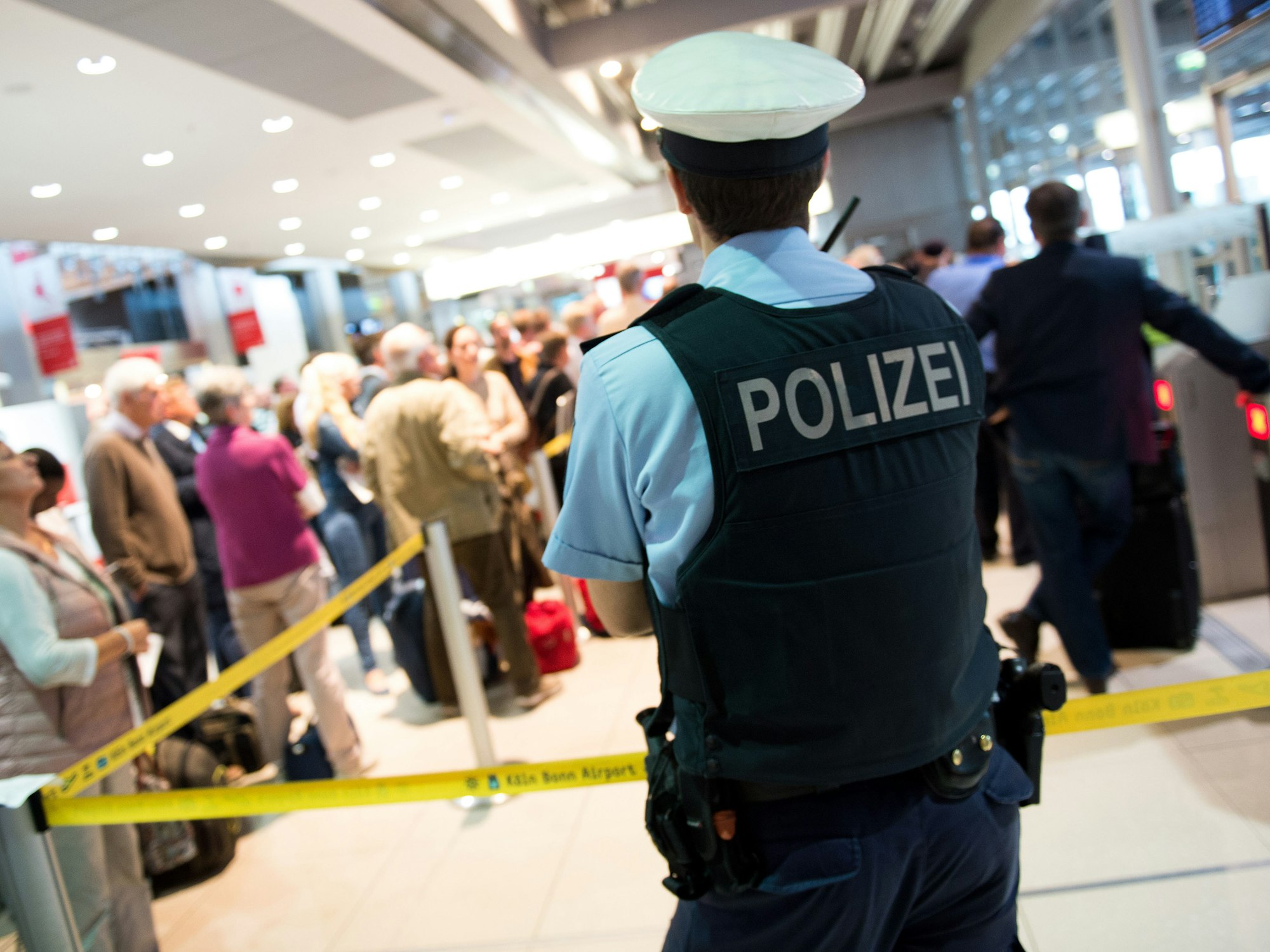 Ein Polizist steht am 30.05.2016 vor dem Sicherheitsbereich im Terminal 1 am Flughafen Köln/Bonn.