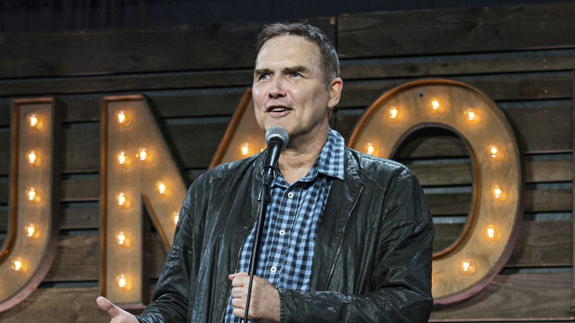 Der bekannte US-Komiker Norm Macdonald ist tot. Auf dem Bild steht er auf einer Bühne in San Diego und spricht lächelnd in ein Mikro.