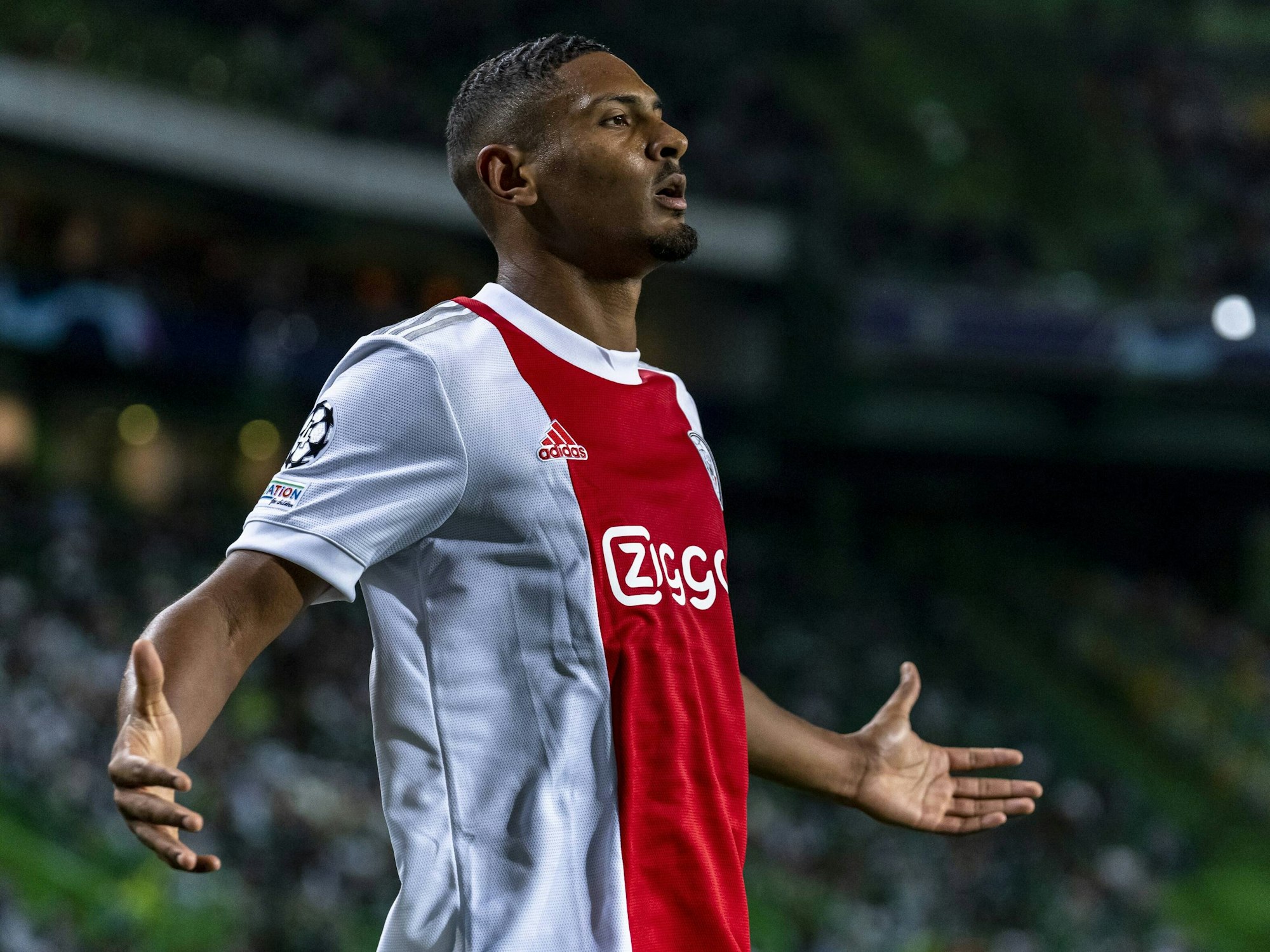 Sebastien Haller bejubelt eines seiner vier Tore gegen Sporting Lissabon.