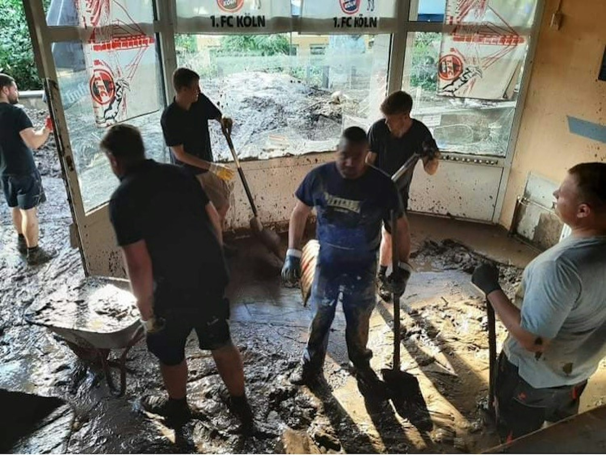 Fans des 1.FC Köln halfen tatkräftig in der Ahrtal-Region beim Aufräumen.