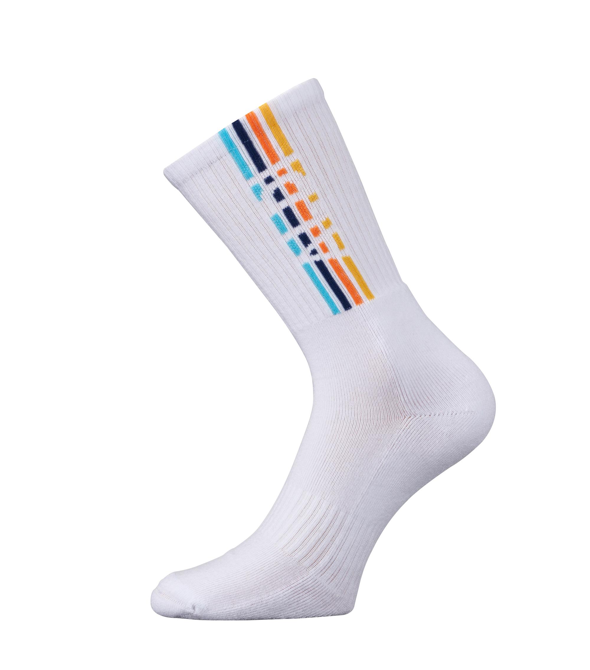 Das Foto zeigt eine weiße Socke mit Aldi-Schriftzug.