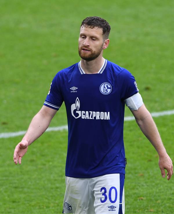 Mustafi hat die Augen geschlossen, geht mit hängenden Schultern über den Platz.