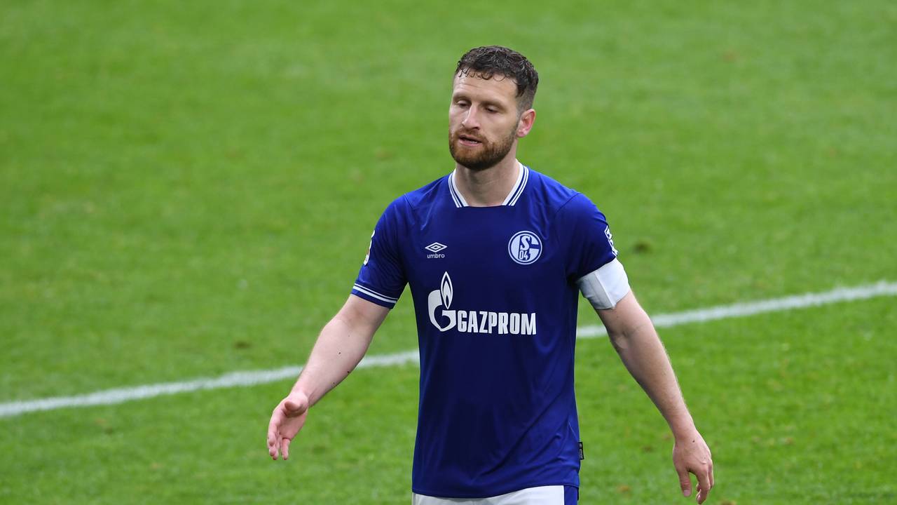 Mustafi hat die Augen geschlossen, geht mit hängenden Schultern über den Platz.