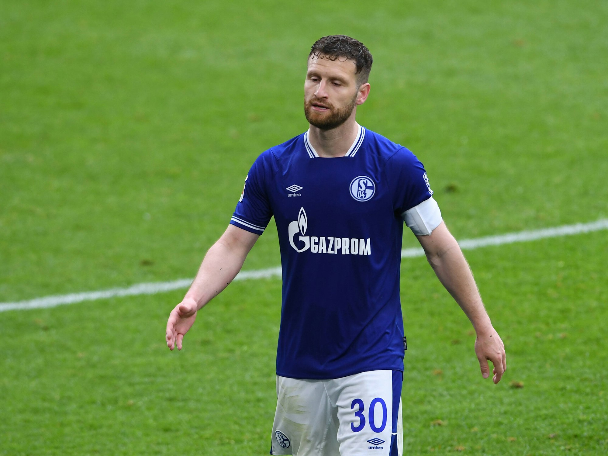 Mustafi hat die Augen geschlossen, geht mit hängenden Schultern über den Platz.
