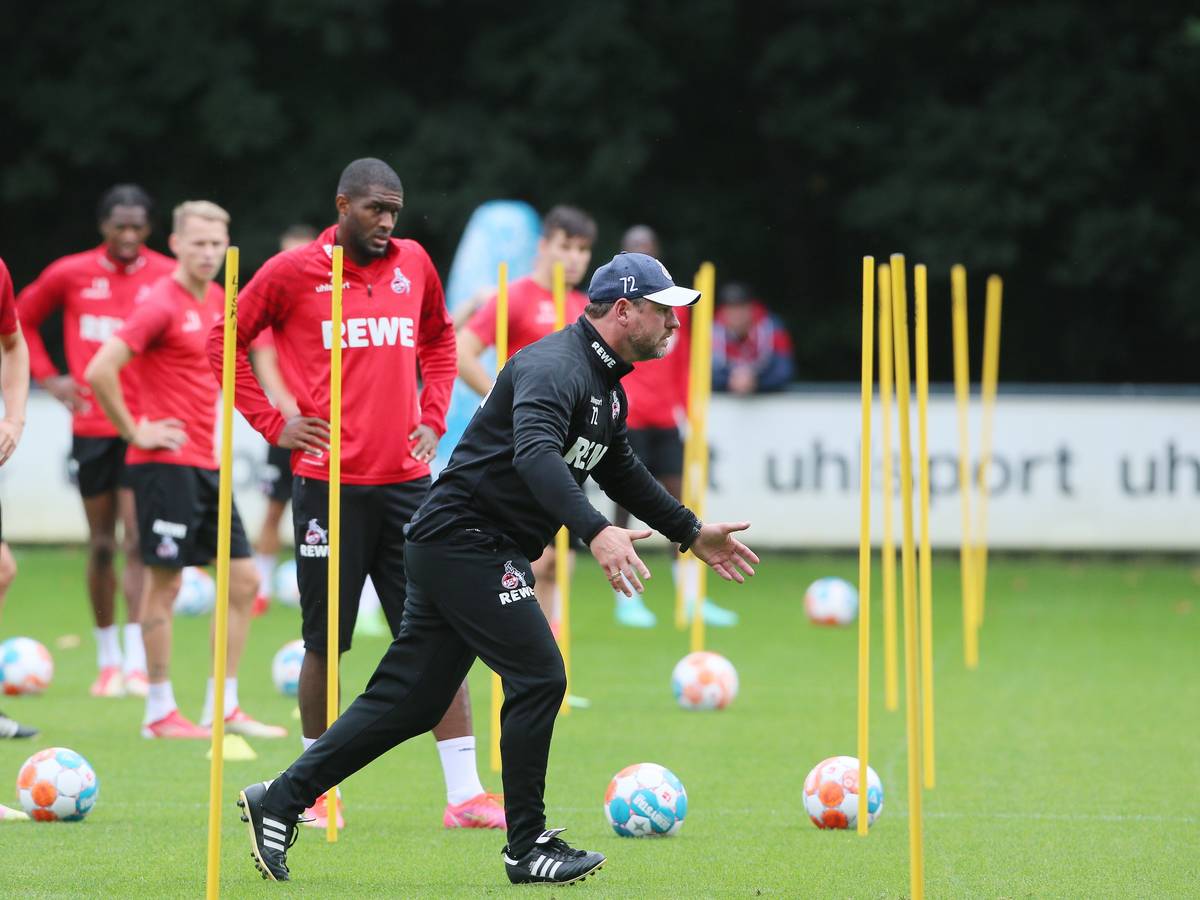 Steffen Baumgart (1. FC Köln) gestikuliert vor seinen Spielern.