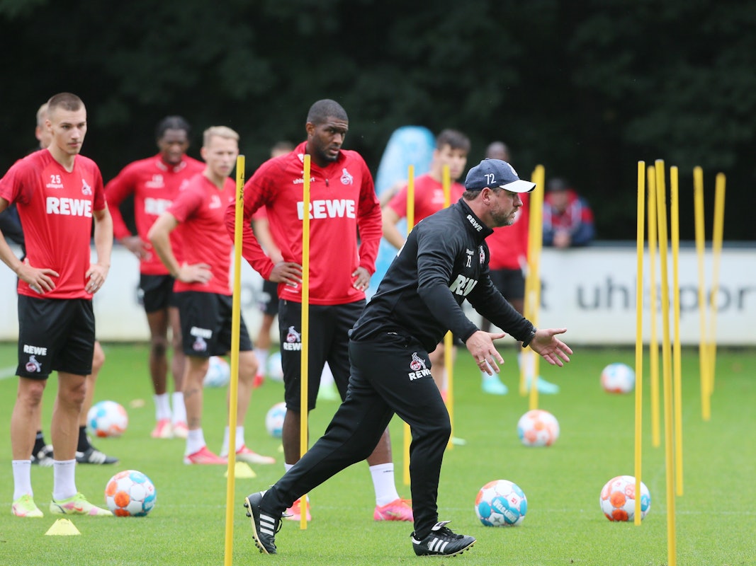 Steffen Baumgart (1. FC Köln) gestikuliert vor seinen Spielern.