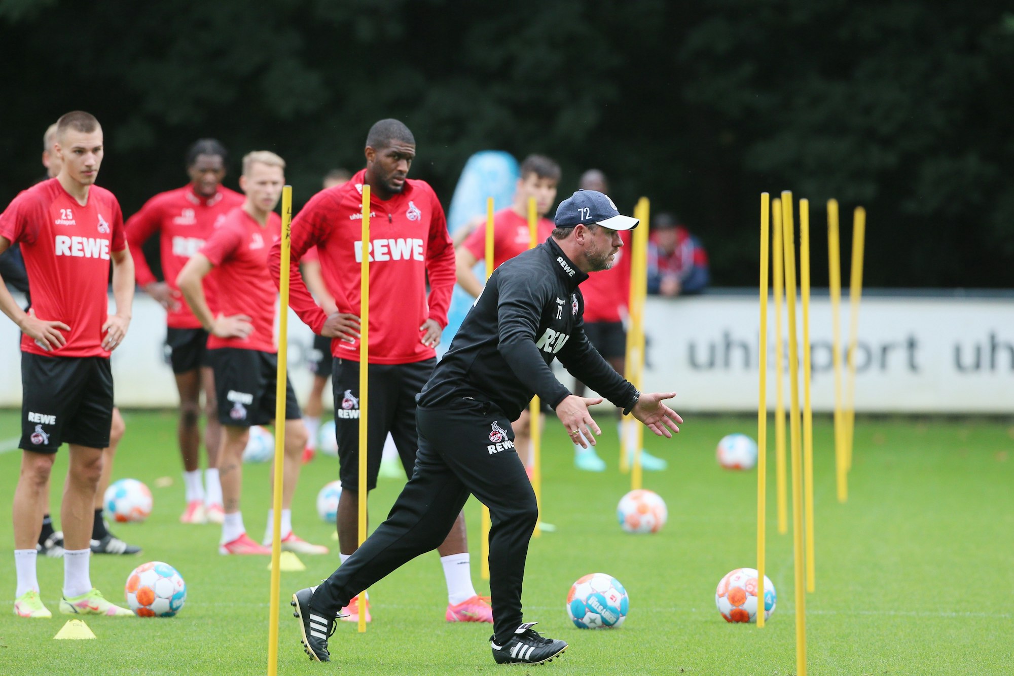 Steffen Baumgart (1. FC Köln) gestikuliert vor seinen Spielern.