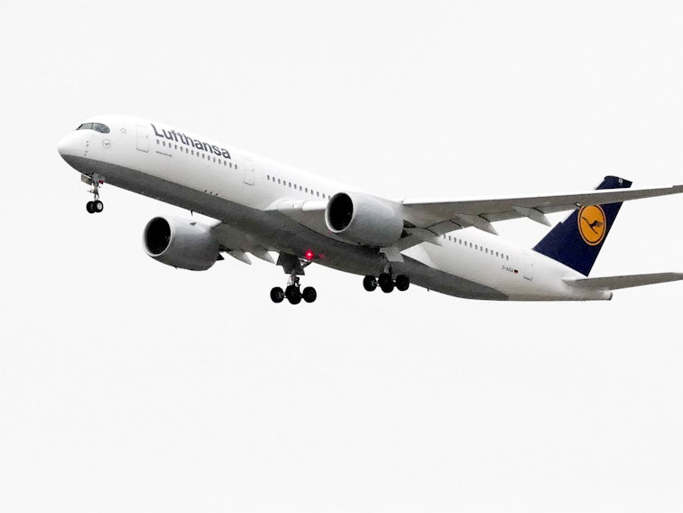 Am Mittwochabend (15. September) flog ein Airbus A350-941 im Tiefflug über den Kölner Flughafen – offenbar zur Sichtkontrolle, weil die Instrumente den Piloten einen Reifenplatzer anzeigten.