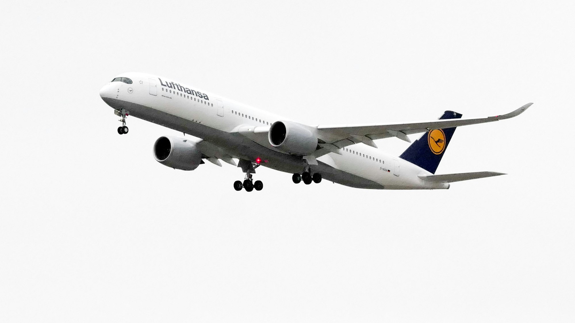 Am Mittwochabend (15. September) flog ein Airbus A350-941 im Tiefflug über den Kölner Flughafen – offenbar zur Sichtkontrolle, weil die Instrumente den Piloten einen Reifenplatzer anzeigten.