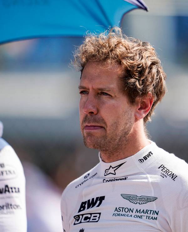 Sebastian Vettel im Rennanzug von Aston Martin, aber ohne Helm.