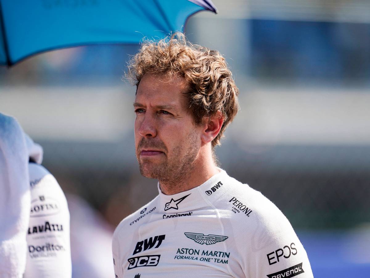 Sebastian Vettel im Rennanzug von Aston Martin, aber ohne Helm.