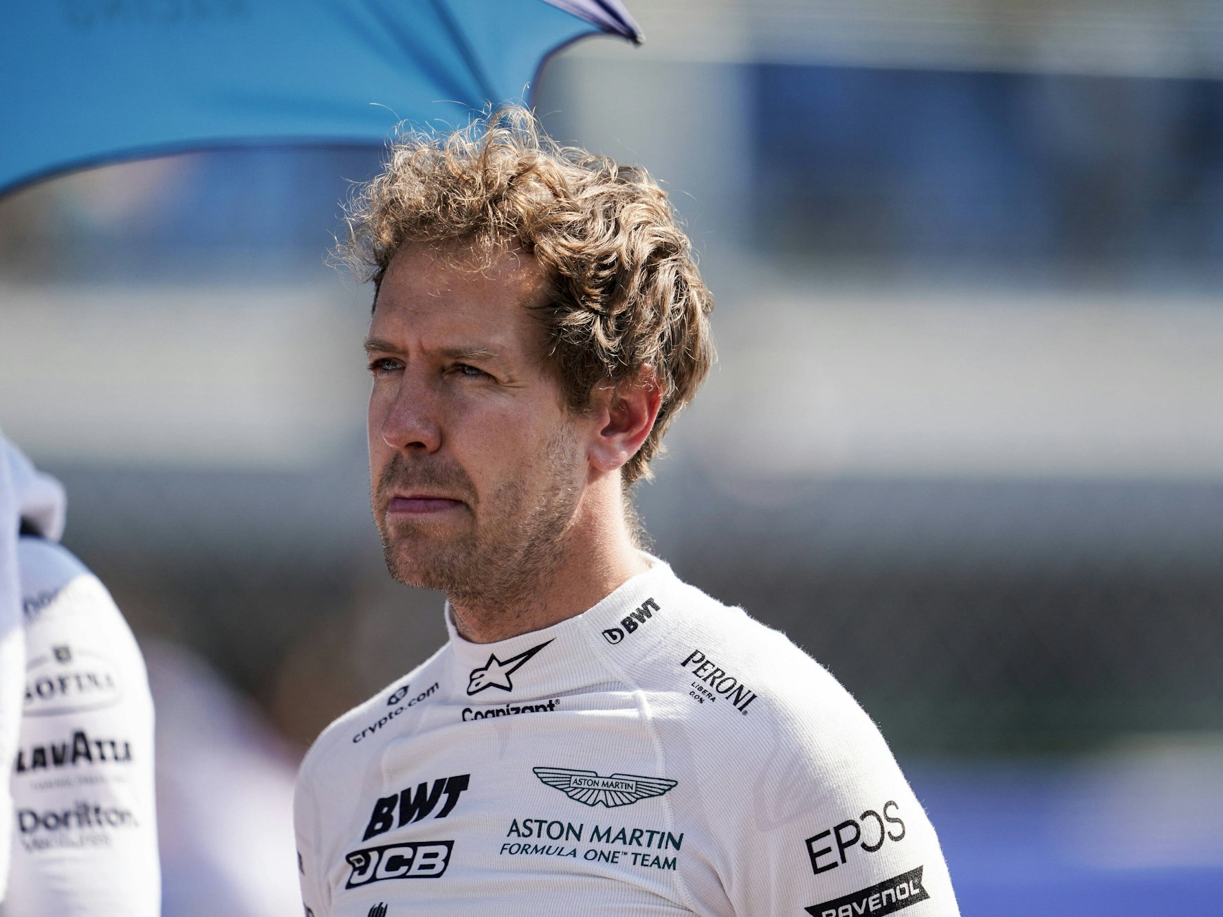 Sebastian Vettel im Rennanzug von Aston Martin, aber ohne Helm.