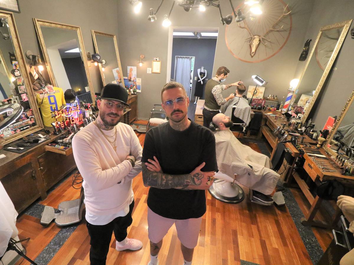 Felix Hohleich und Elmar Heilf stehen im Gentlemen Barber Clubs an der Kyffhäuser Straße in Köln.