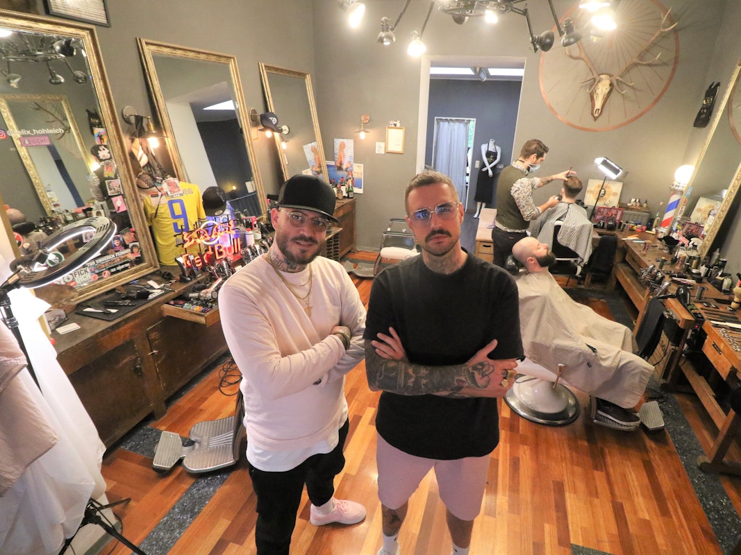 Felix Hohleich und Elmar Heilf stehen im Gentlemen Barber Clubs an der Kyffhäuser Straße in Köln.