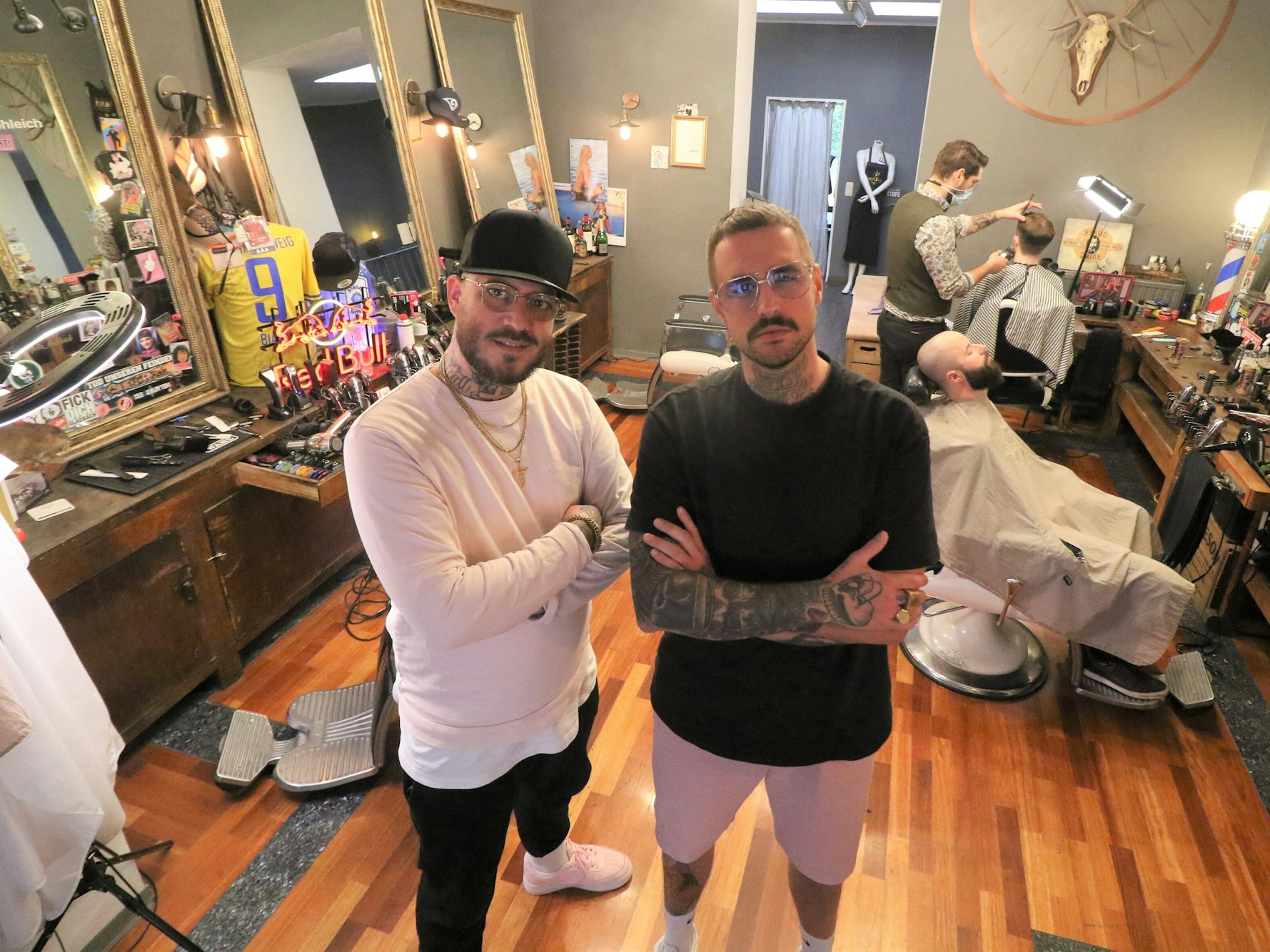 Felix Hohleich und Elmar Heilf stehen im Gentlemen Barber Clubs an der Kyffhäuser Straße in Köln.