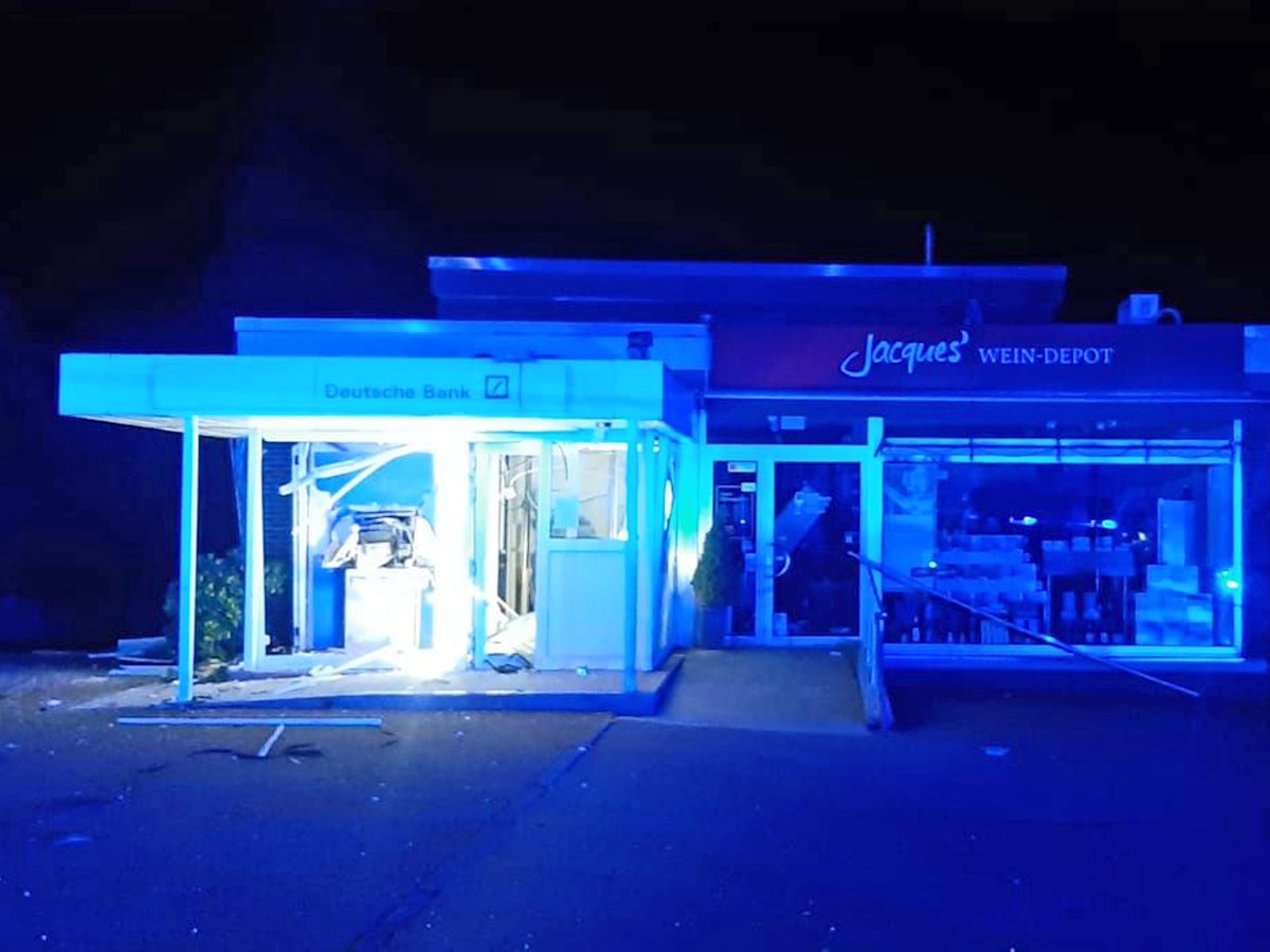 Die betroffene Bank-Filiale in Ratingen-Hösel – die Polizei fahndete am 16. September 2021 nach drei Automatensprengern.