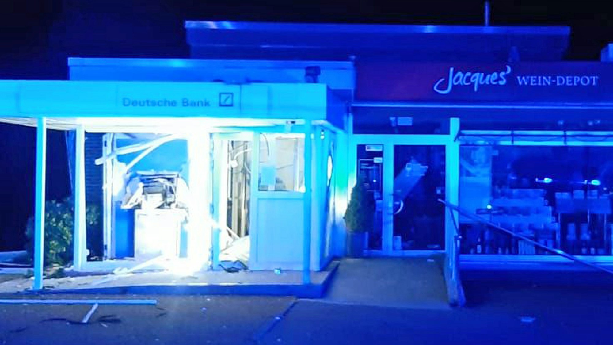 Die betroffene Bank-Filiale in Ratingen-Hösel – die Polizei fahndete am 16. September 2021 nach drei Automatensprengern.