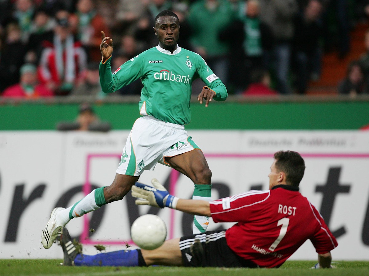 Bremens Sanogo schießt den Ball an Hamburgs Frank Rost vorbei.