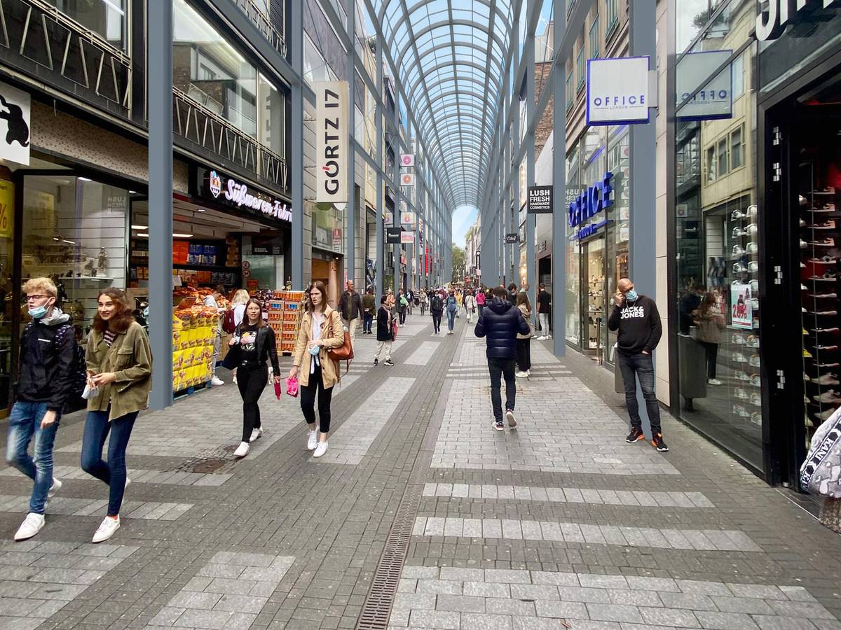 Illustration der Hohe Straße in Köln mit Glasdach.