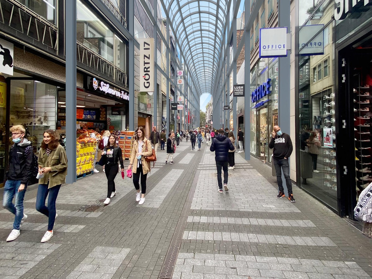 Illustration der Hohe Straße in Köln mit Glasdach.