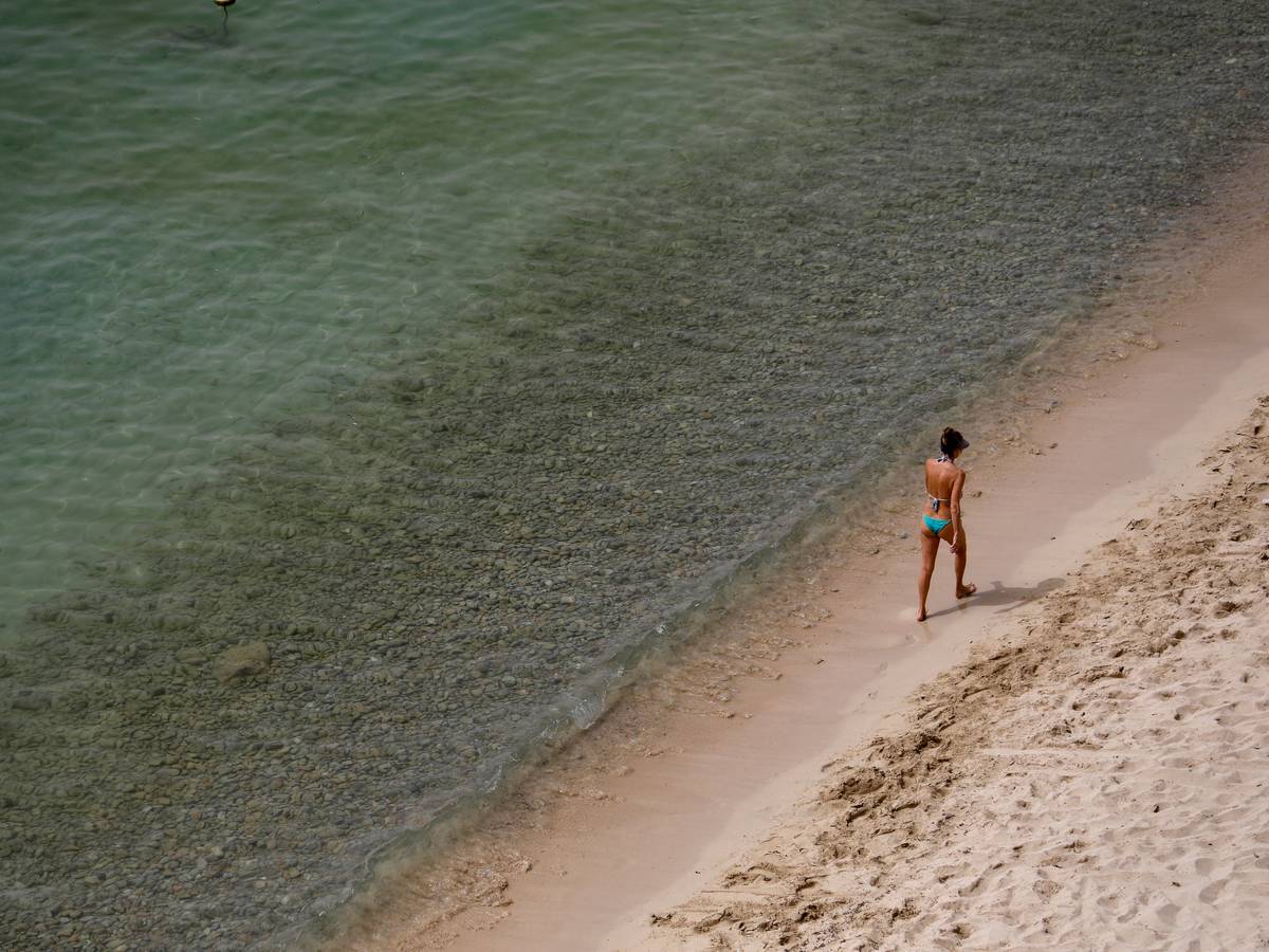 Im Wasser an der Küste wurden die beiden Toten gefunden (hier ein Symbolfoto von einem Strand auf Mallorca von 2021).