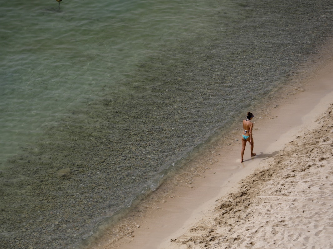 Im Wasser an der Küste wurden die beiden Toten gefunden (hier ein Symbolfoto von einem Strand auf Mallorca von 2021).