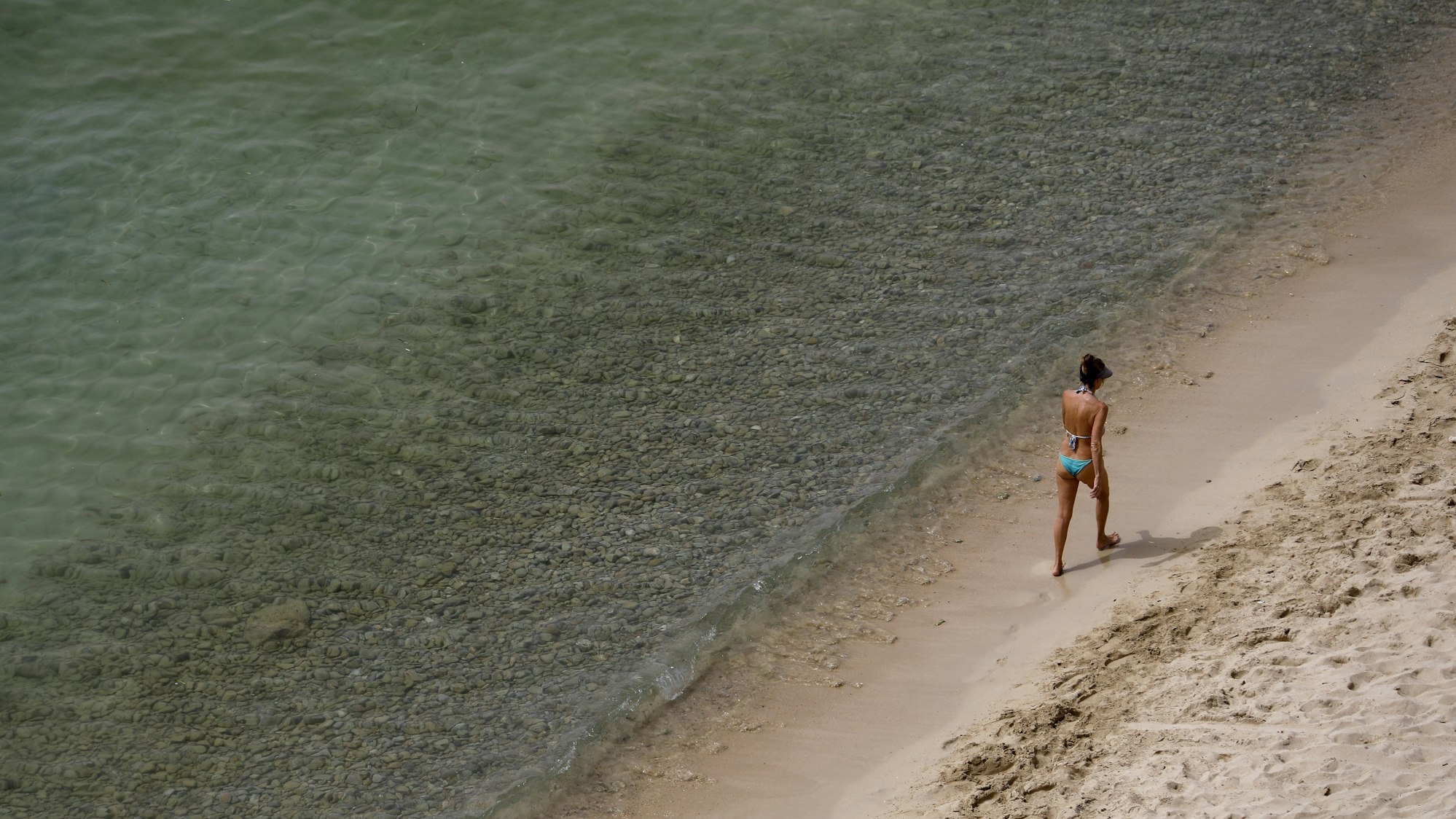Im Wasser an der Küste wurden die beiden Toten gefunden (hier ein Symbolfoto von einem Strand auf Mallorca von 2021).